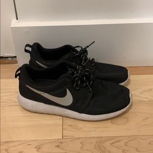 Nike Roshe Sneakers